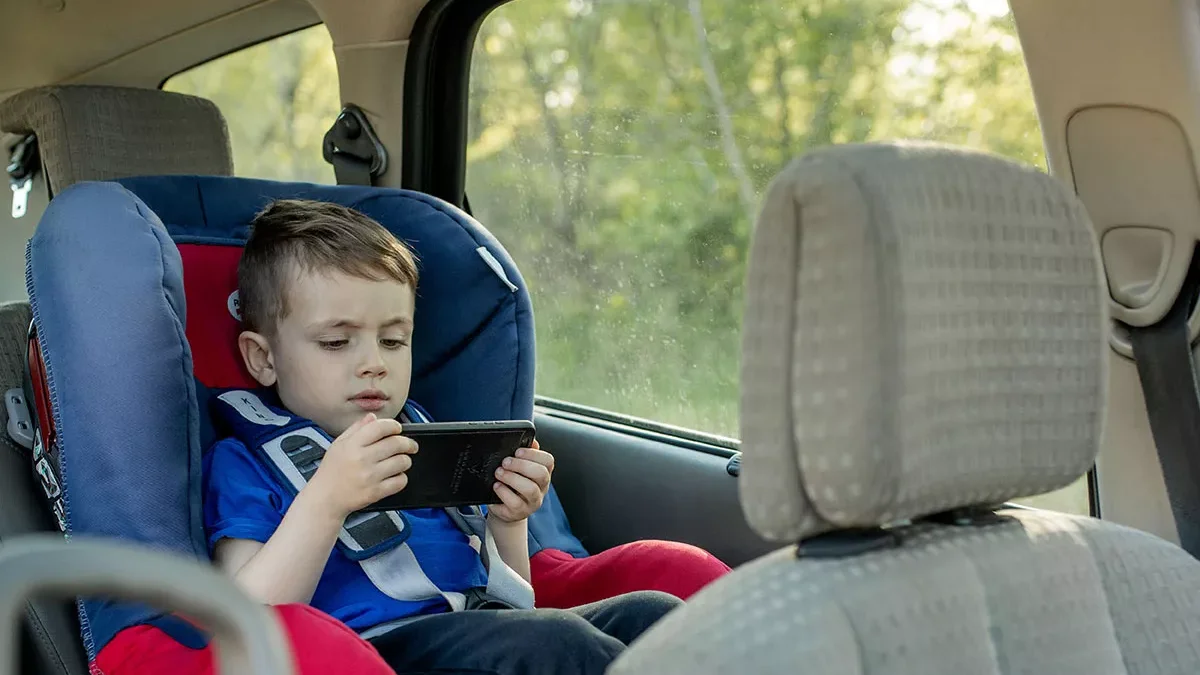 Bienestar digital: qué celular darle a tu hijo según su edad y cómo acompañar su uso