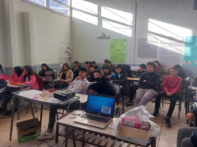 Los chicos reciben vales para comprar fotocopias.