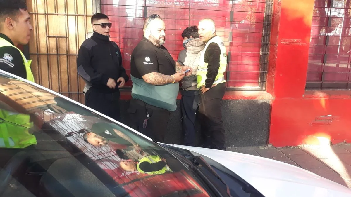 Ciudad: lo vieron queriendo robar luminaria, quiso escapar pero quedó detenido