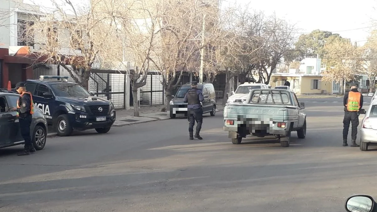 Varios aprehendidos y centenares de personas identificadas durante operativos en Ciudad y Guaymallén