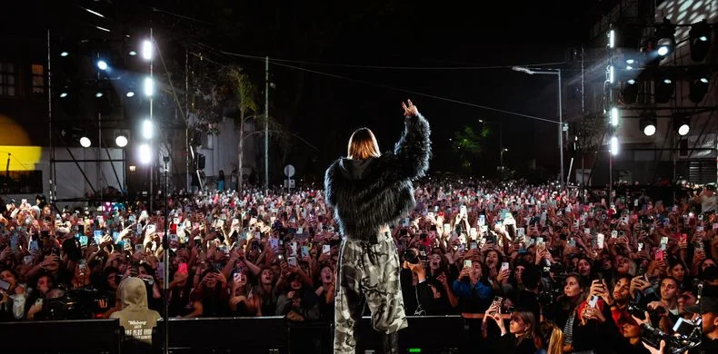 Con un show gratuito en plena v&iacute;a p&uacute;blica, Tini Stoessel encendi&oacute; la pasi&oacute;n de sus seguidores y desat&oacute; una verdadera fiesta.