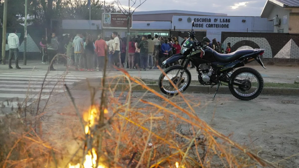 Tensión, bronca y un detenido: crónica del desconcierto tras un presunto abuso sexual en la escuela Cartellone