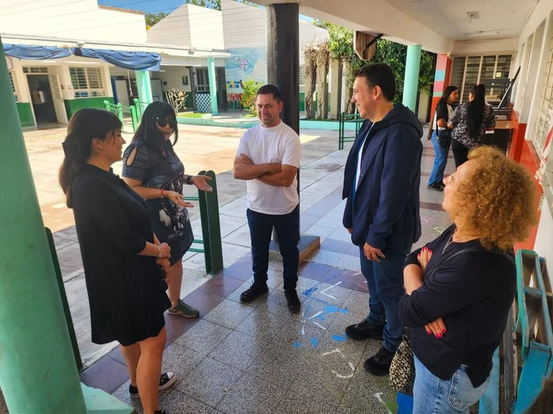 El ministro de Educación, Tadeo García Zalazar estuvo recorriendo escuelas durante el domingo. 