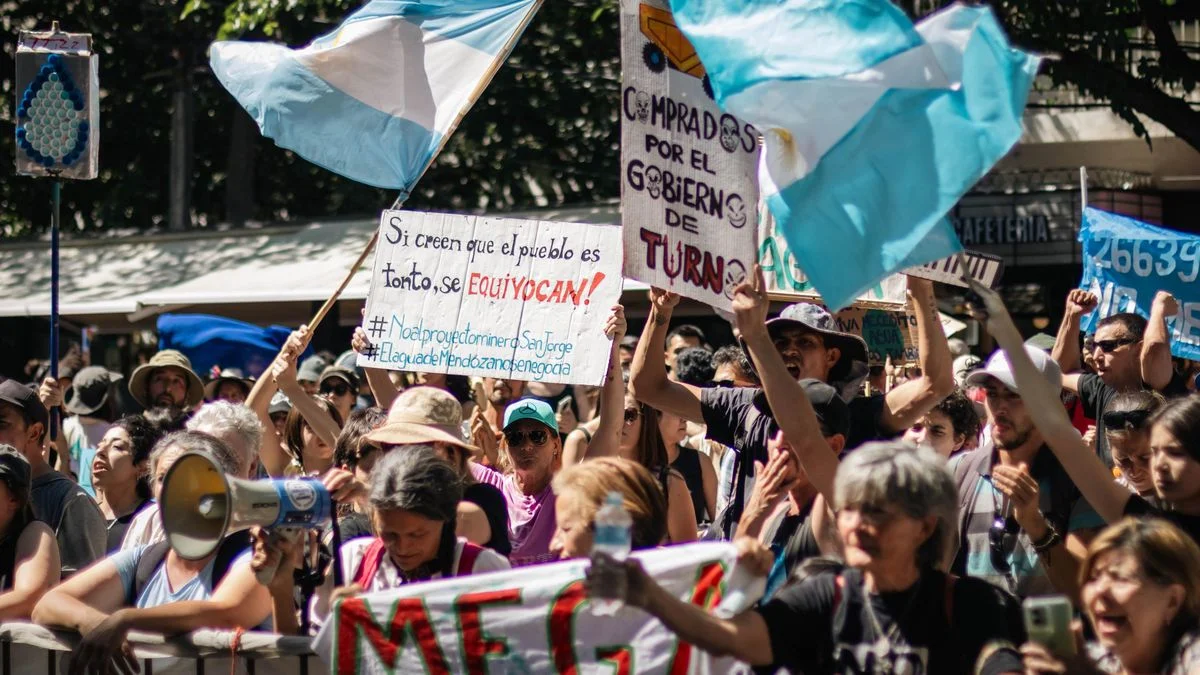 Vecinos y asambleístas rodean la Legislatura en la previa de la discusión de la DIA de San Jorge