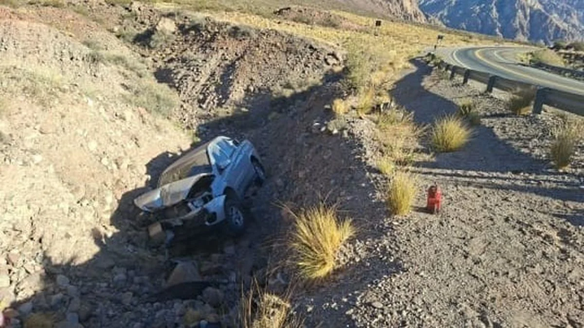 Fotos: una camioneta volcó en el cruce a Chile por la ruta 7