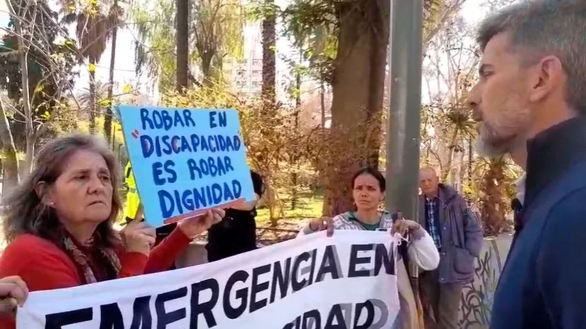 De las coimas en la ANDIS al viaje a Dubai: organizaciones interrogaron a Ulpiano Suarez en plena calle