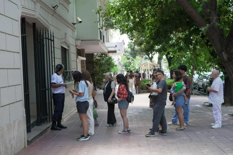 Chilenos y chilenas que residen en Mendoza se acercaron a emitir su voto. 