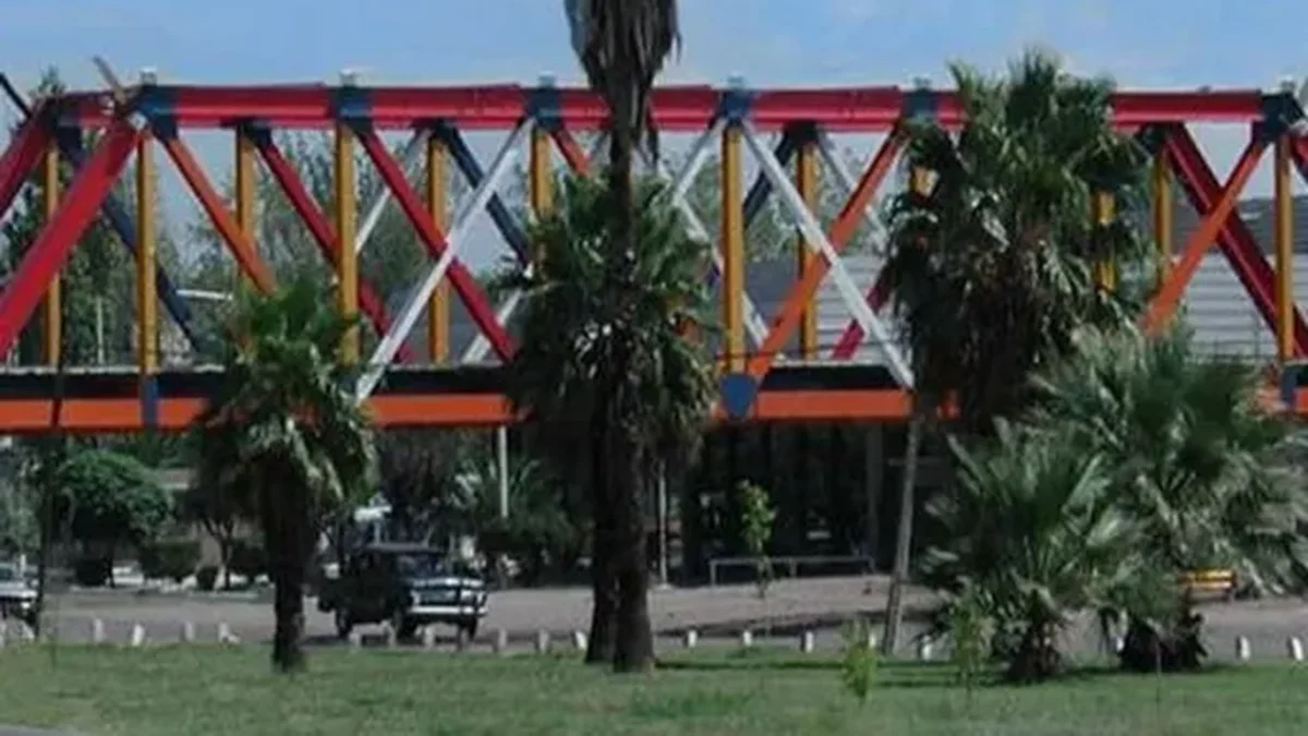 Tragedia en Acceso Este: un hombre murió tras caer desde el Puente de Hierro