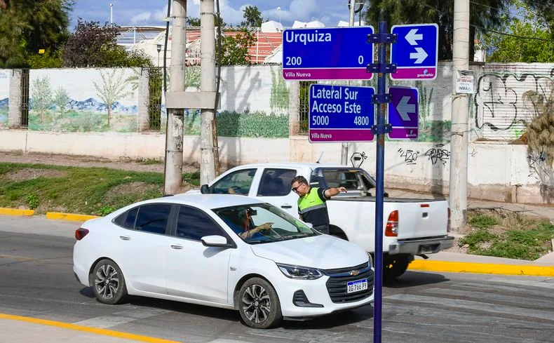 Los agentes viales ser&aacute;n los encargados de difundir los cambios en las laterales del Acceso Este.&nbsp;