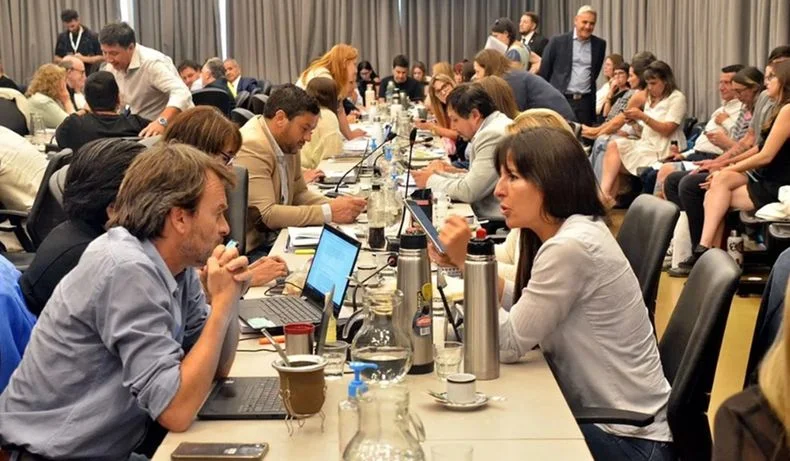 &nbsp;Lisandro Nieri y Pamela Verasay responden directamente a Cornejo y se ausentaron de la votaci&oacute;n para el aumento a jubilados.&nbsp;