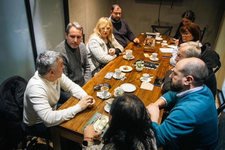 Esteban Paul&oacute;n junto a Jorge Difonso, Gerardo Santarelli, Flavia Manoni, entre otros.&nbsp;