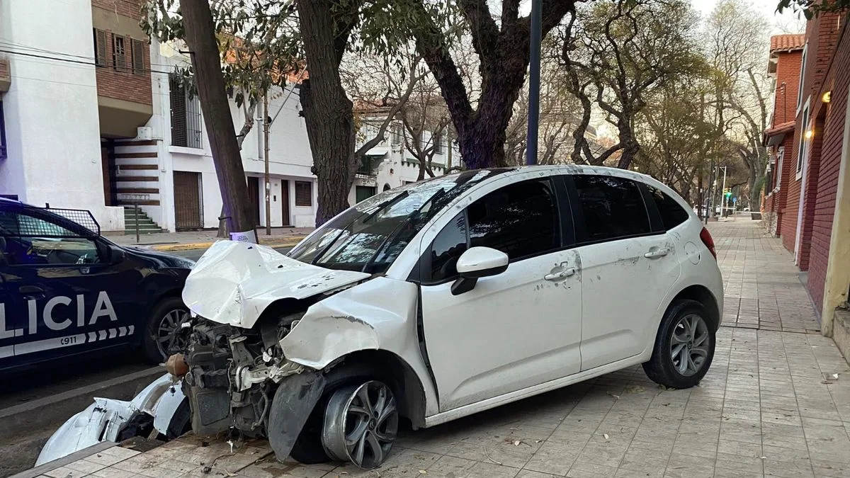 Chocó con un auto robado en Ciudad y huyó tras el accidente