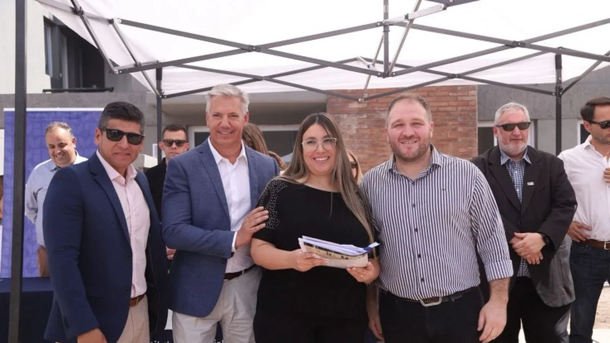 Nuevas casas en General Alvear: el intendente celebró junto a las familias