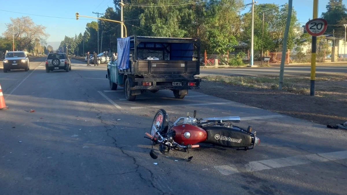 Lavalle: dos heridos tras un choque entre una camioneta y una moto frente a una escuela