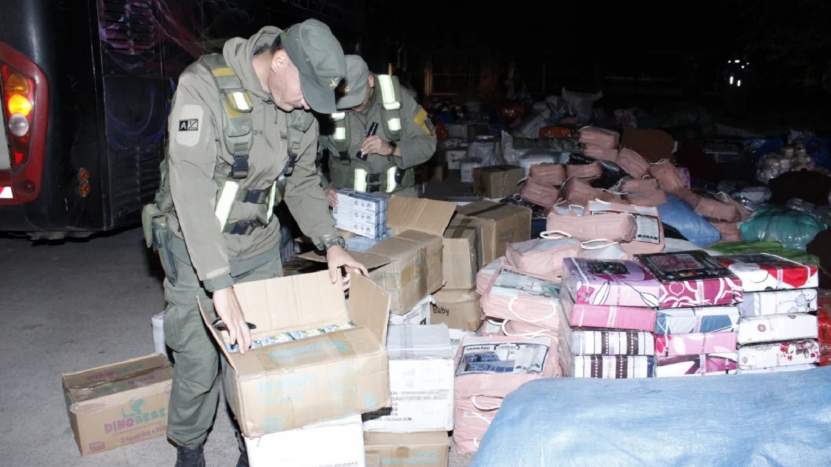 Tour de compras: quisieron entrar con 130 millones de pesos en mercadería floja de papeles a Mendoza