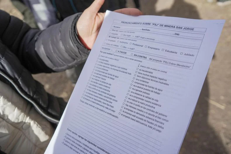 Hubo más de 2 mil inscriptos para la audiencia en la parroquia, todos tuvieron que llenar un formulario. 