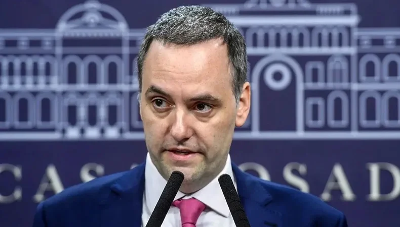 Manuel Adorni dará una conferencia pero no admitirá preguntas. 