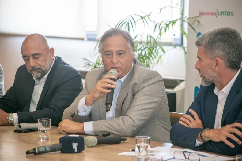 Marcelo Iraola, gerente de Banca Mayorista en Galicia junto a Ulpiano Su&aacute;rez, intendente de la Ciudad de Mendoza.