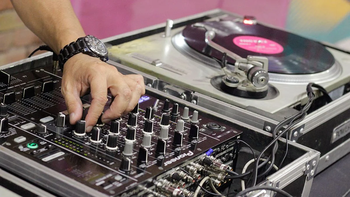 Música electrónica y café para festejar el Día del Amigo