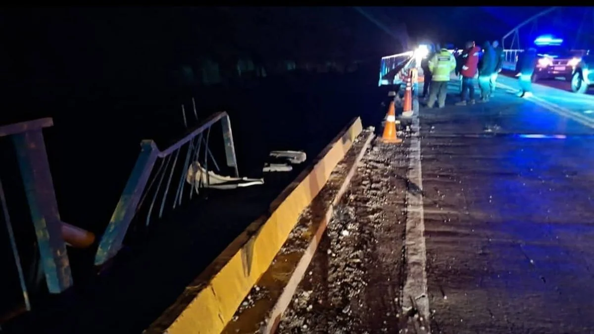 Un camión cayó desde un puente al río en la ruta 7 y el paso a Chile está cerrado