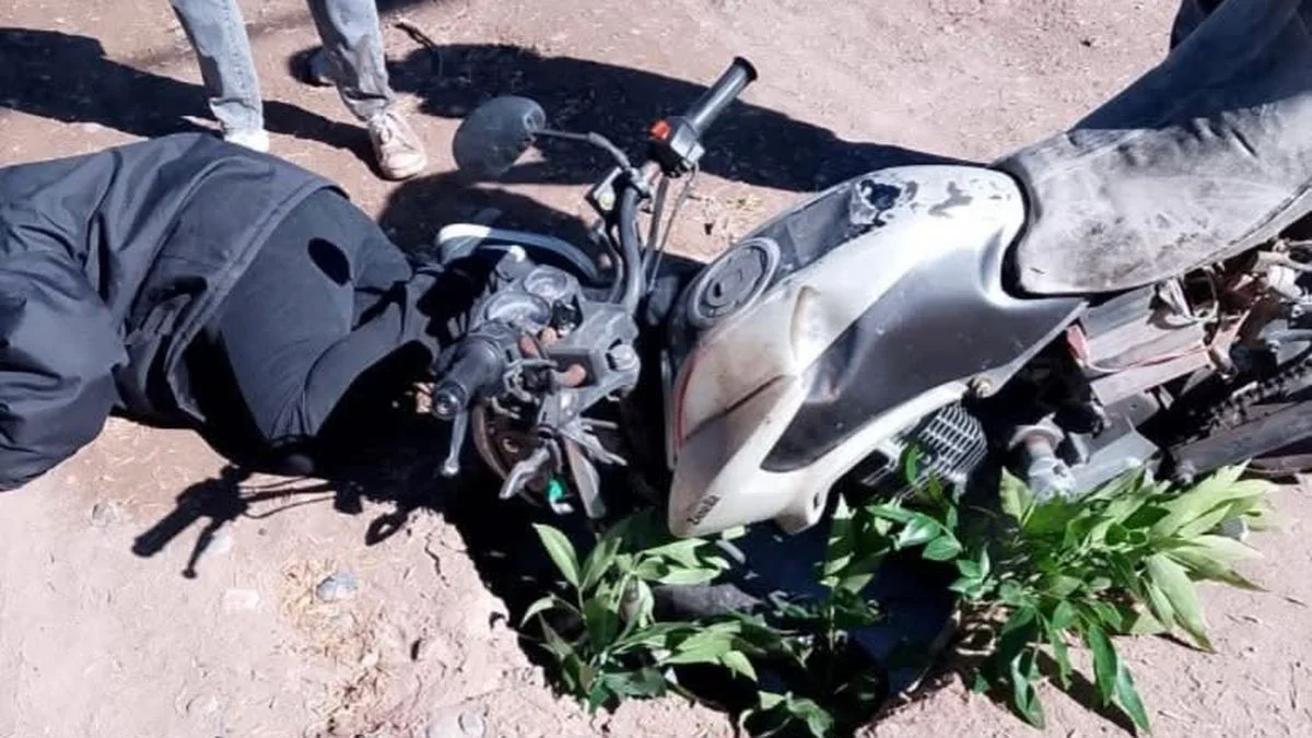 Un motociclista sufrió un accidente en San Rafael luego de que se hundiera el asfalto