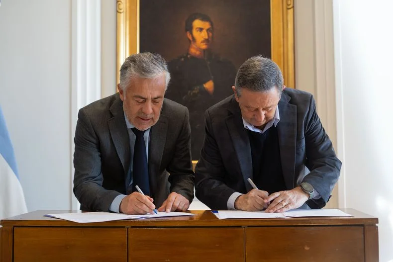 Firma para financiamiento: Alfredo Cornejo y el intendente de Malarg&uuml;e, Celso Jaque.