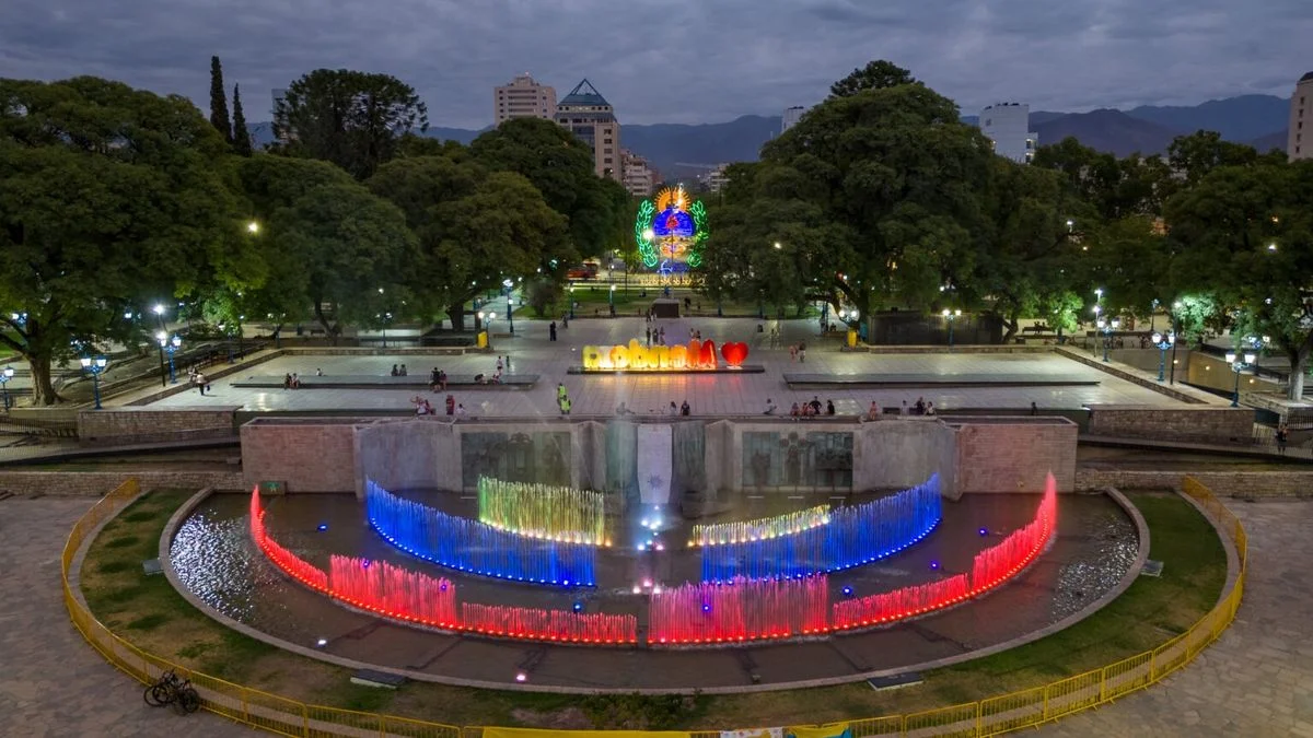 Solidaridad con Venezuela: la fuente de la Plaza Independencia se tiñó de sus colores