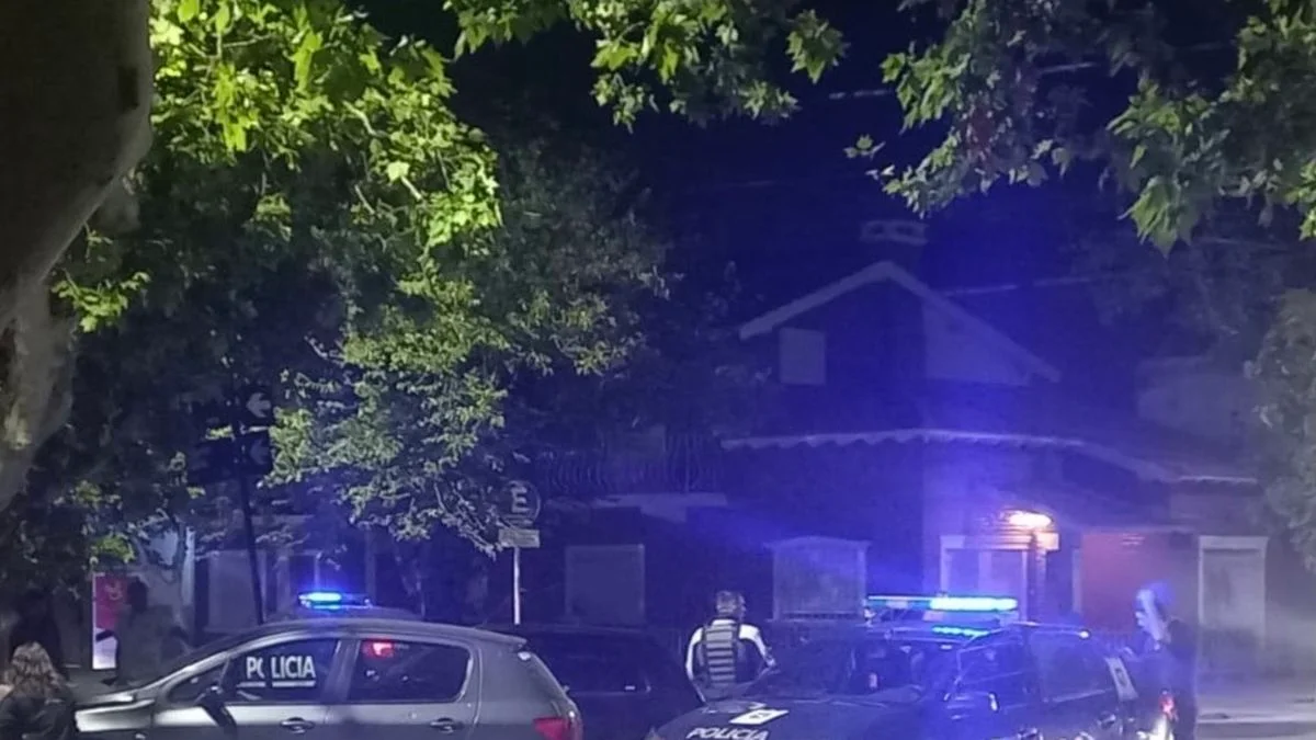Por un choque en una esquina de San Rafael, un auto embistió un poste y quedó sobre la vereda