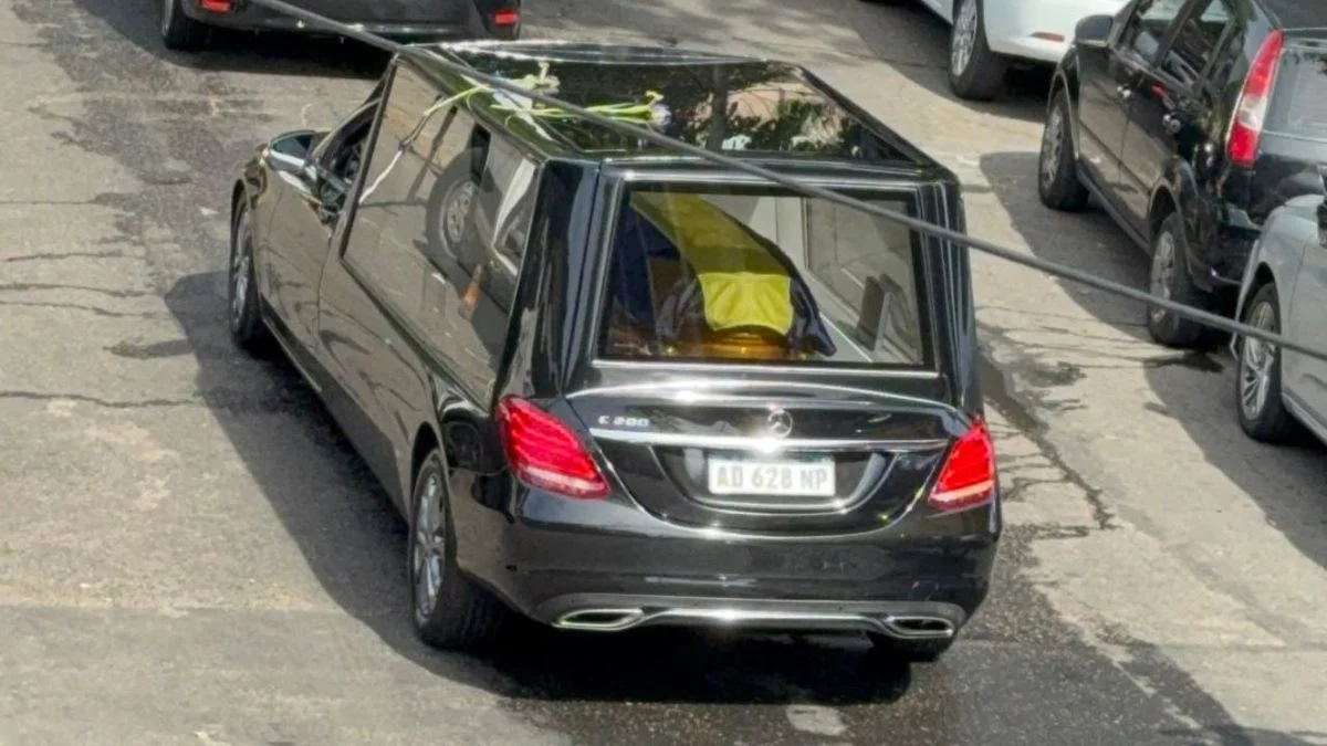 Pasillo de respeto y una bandera de Boca: la emotiva despedida a Russo y el destino final de sus cenizas