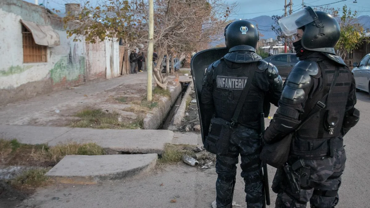 Operativo policial en barrios de Las Heras: hay 9 aprehendidos, secuestro de armas y drogas