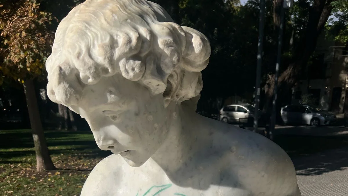 Vandalizaron estatua de la plaza Italia y serán juzgados por un Jurado Vecinal