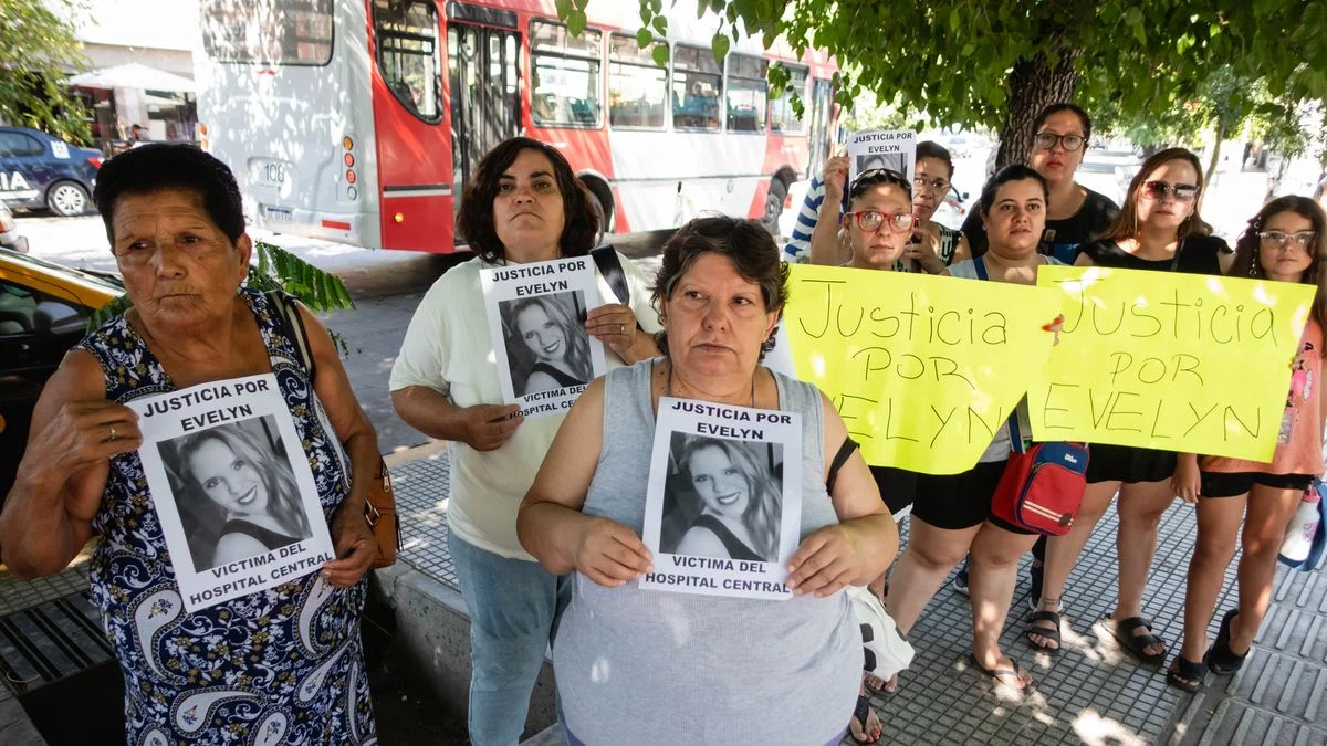 Familiares de Evelyn se manifestaron frente al Hospital Central para reclamar avances en la investigación
