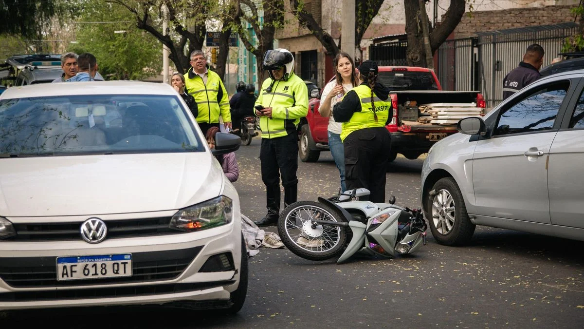 Una moto chocó con dos autos en la Ciudad de Mendoza: la motociclista sufrió lesiones