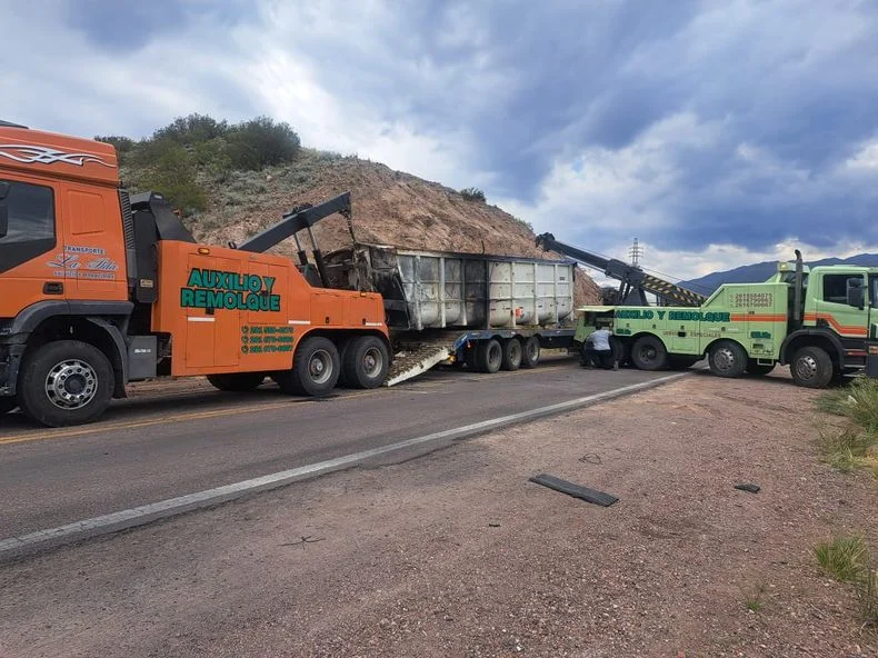 Cortaron nuevamente la Ruta 7: continúa el operativo de despeje luego del accidente que dejó dos fallecidos