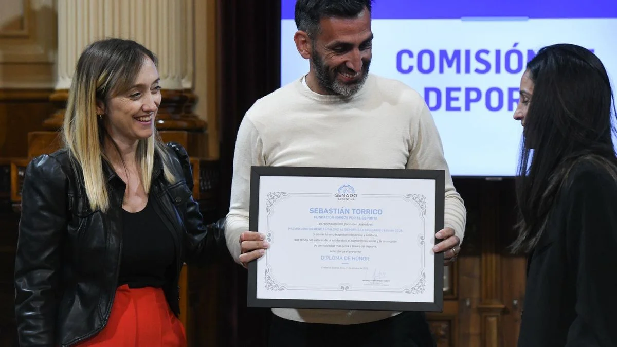 Sebastián Torrico recibió el premio Favaloro al deportista solidario en el Senado