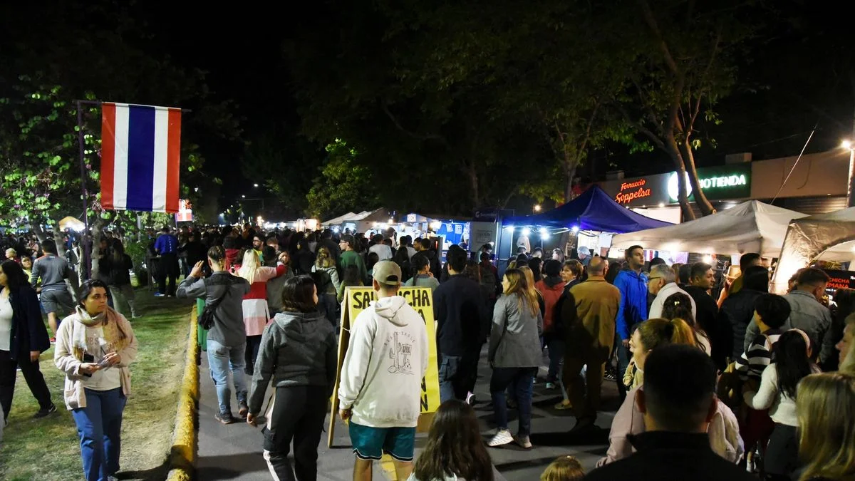 Colectividades 2025: el Boulevard Dorrego vuelve a exhibir cultura y gastronomía