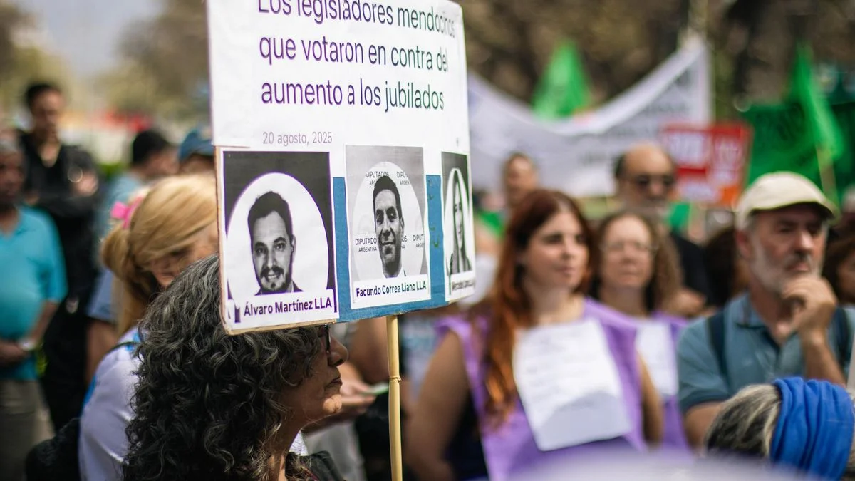 Trabajadores de la salud en pie de guerra contra "la casta de Cornejo" y la reforma del Estatuto