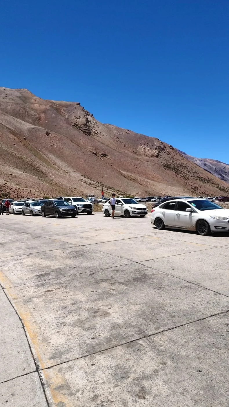 Larga fila de autos para cruzar a Chile.&nbsp;