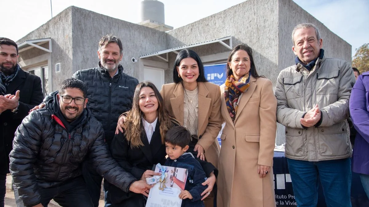 Con Flor Destéfanis, el IPV entregó 13 viviendas en Santa Rosa que terminó pagando la provincia