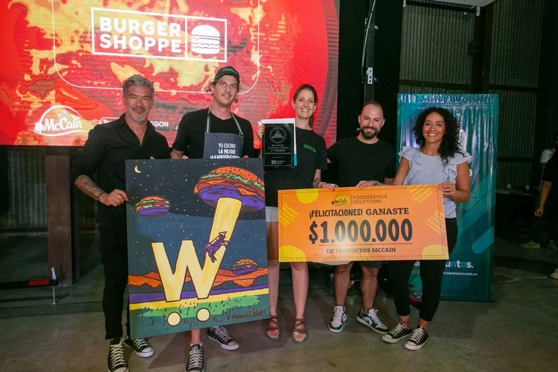 El equipo de Burger Shoppe con su premio