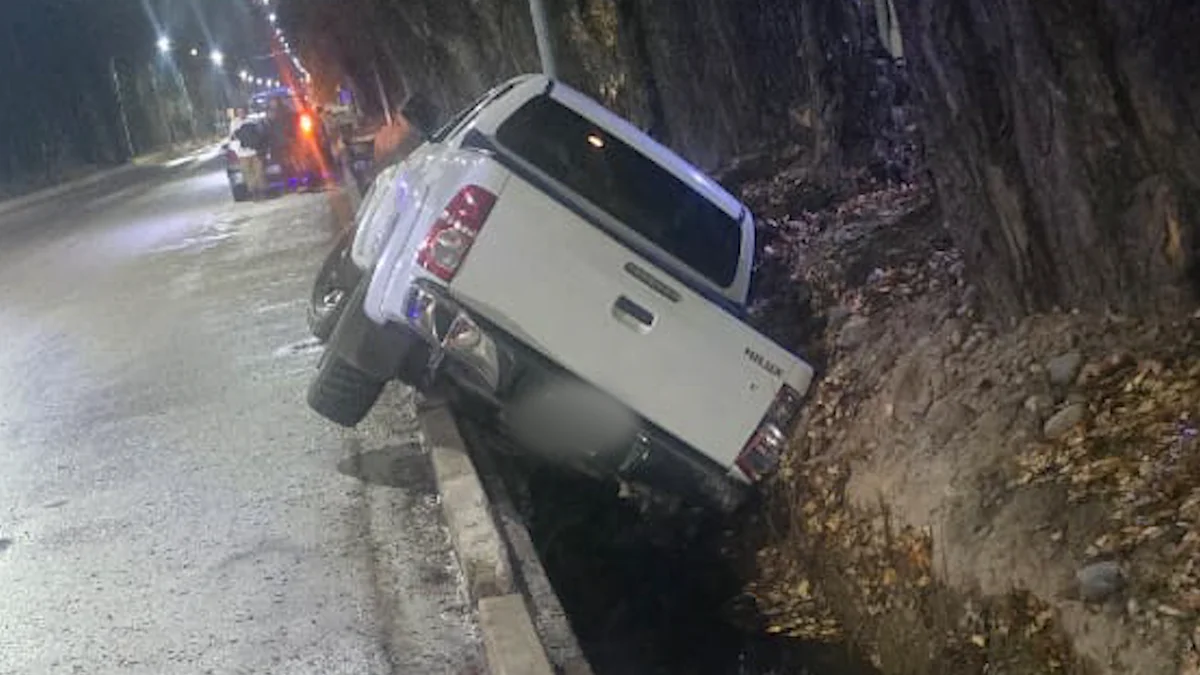 Manejaba ebrio por calles de Chacras de Coria, volcó en un canal y su acompañante terminó en un hospital