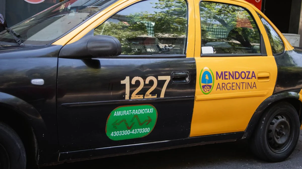 Taxistas podrán terminar la secundaria junto a sus hijos