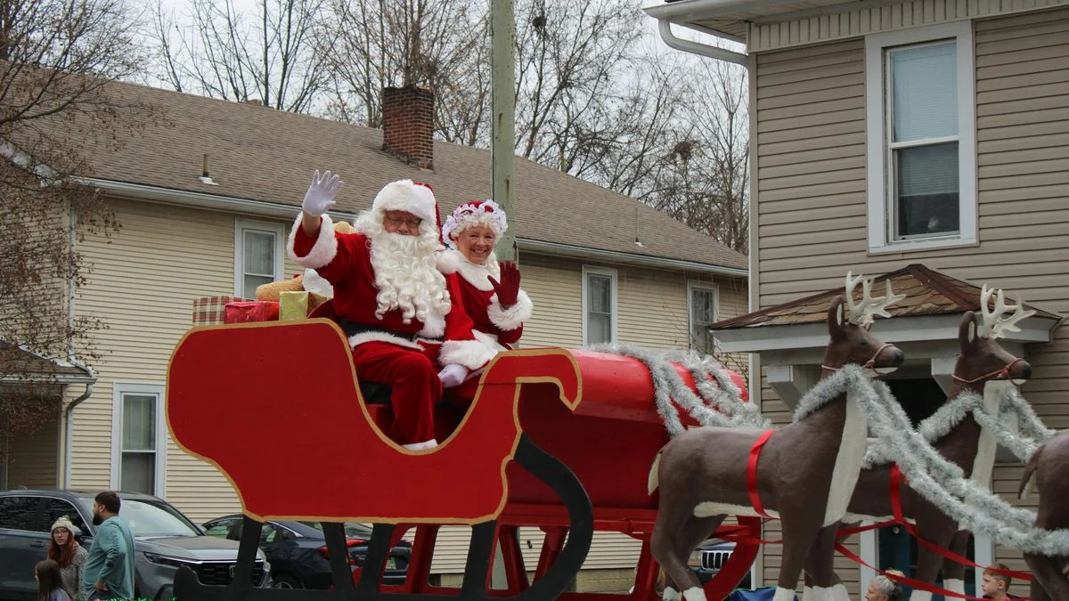 Seguí el recorrido de Papá Noel entregando regalos por el mundo y descubrí cuándo llega a tu casa