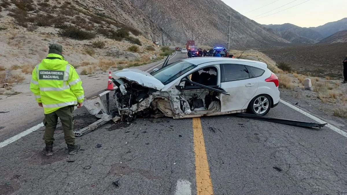 Un auto chocó contra un camión y un móvil policial en el Paso Internacional Cristo Redentor