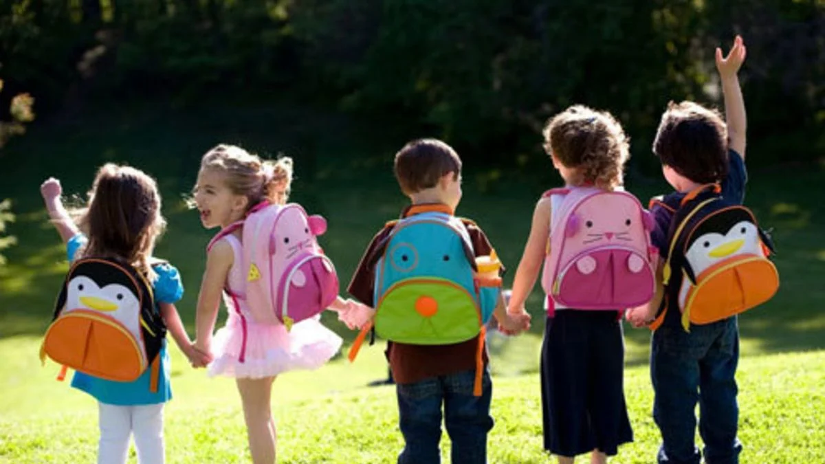 Especialistas en salud advierten sobre el peso de las mochilas de niños y ofrecen consejos