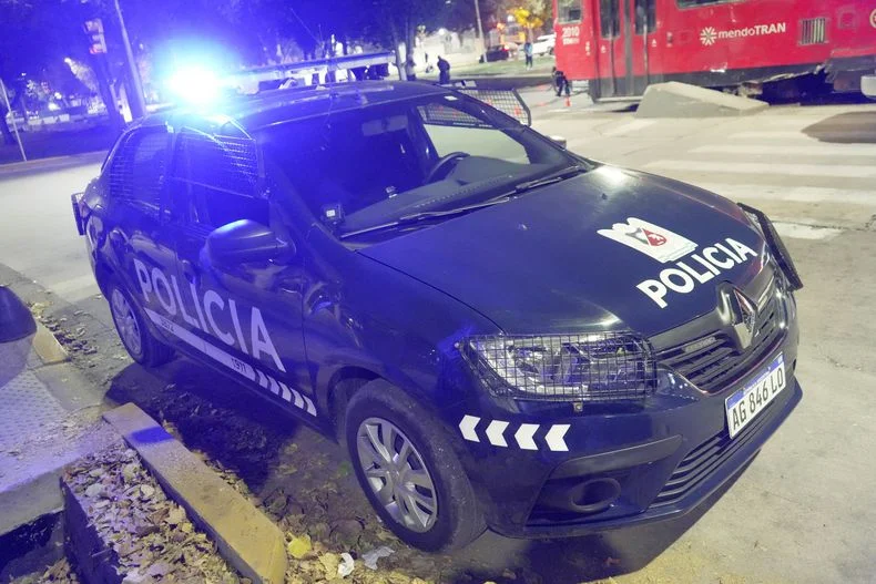 Una llamada al 911 dio cuenta de un accidente y debió intervenir la policía. Un conductor manejaba en estado de ebriedad. 