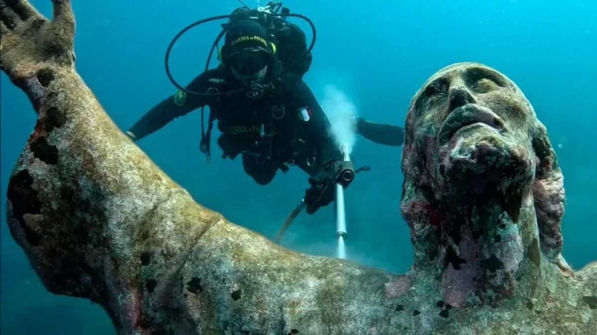 Video: así limpiaron la escultura del Cristo del Abismo a 17 metros bajo el mar en Italia
