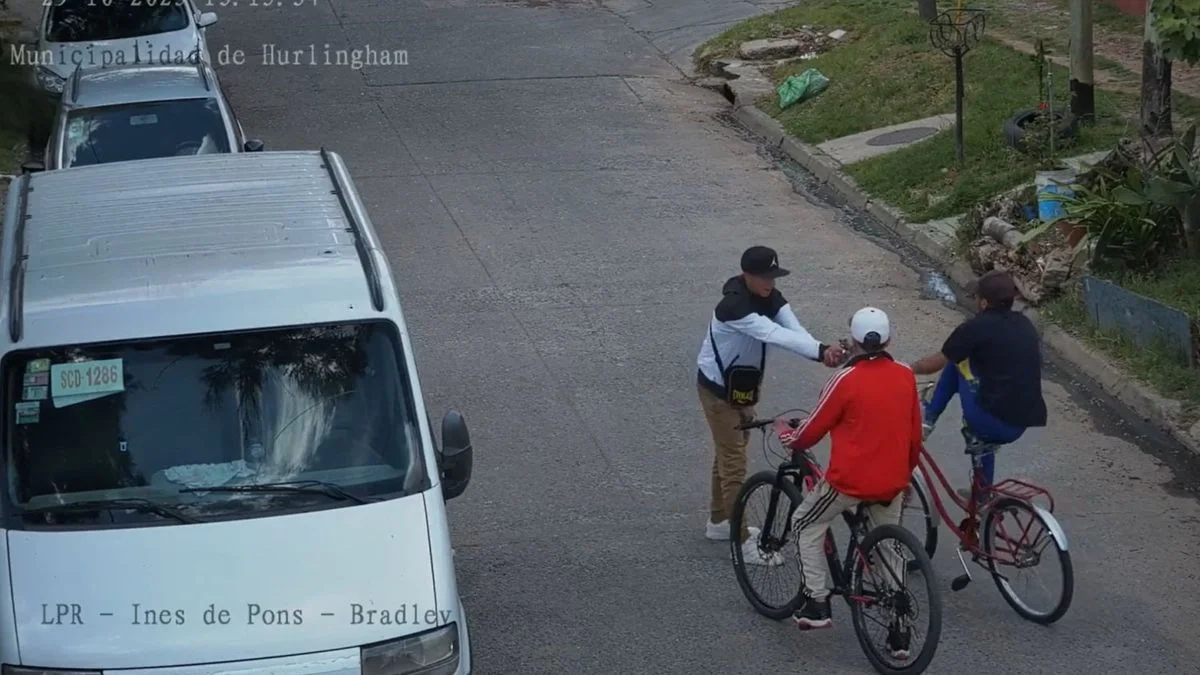 Video de Hurlingham: discutió con su amigo, lo baleó y escapó en su bicicleta