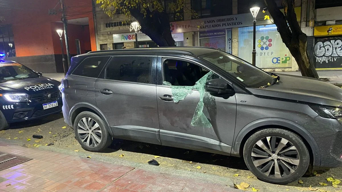 Le rompieron las ventanillas de su camioneta a un turista para robarle en pleno centro de la Ciudad