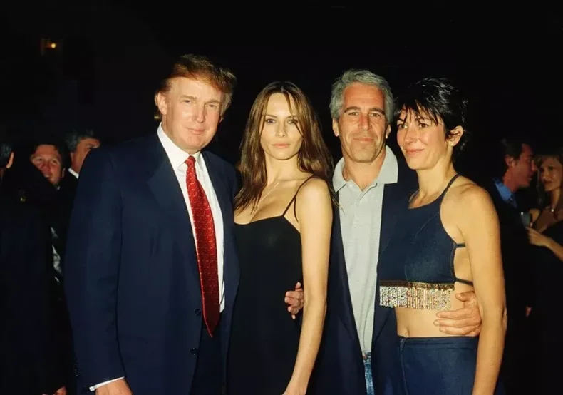 Donald Trump y el fallecido Epstein con “las chicas”.